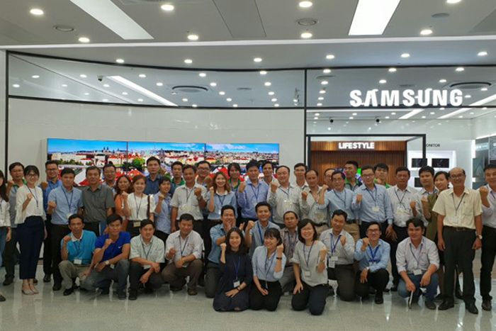 Nhân viên Lidovit tham quan nhà máy của Samsung